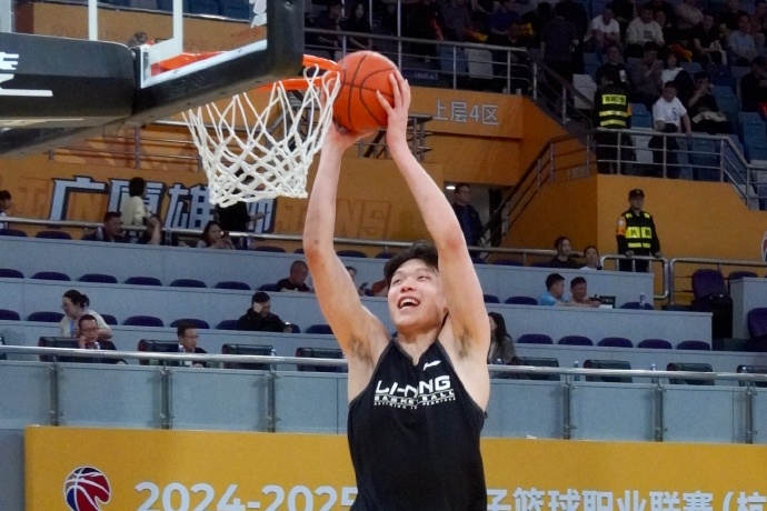杨瀚森与 NBA 2K 主管罗尼会面，2K26 初始能力值揭晓