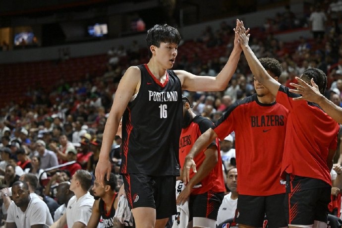 杨瀚森8+8+5+3篮板创新高，夏联G4开拓者大胜火箭