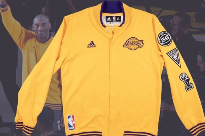 科比退役战热身服拍出33.6万美元：传奇的延续与收藏的价值