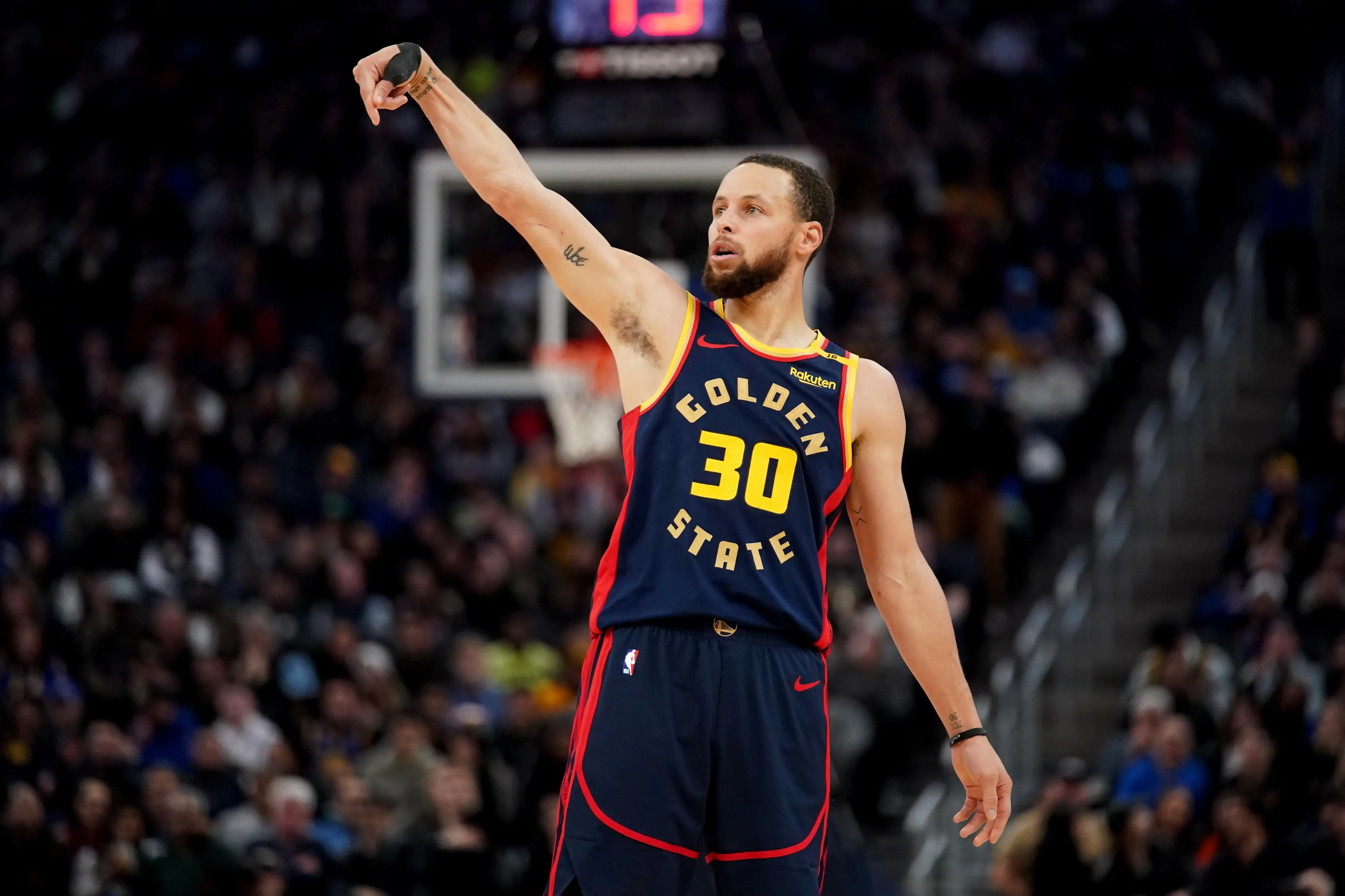 NBA 休赛期多事之秋：五笔签约补短板，交易 + 球星风波搅动联盟
