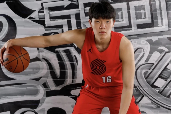 高效碾压 VS 新秀闪光！布克三节打卡率太阳 17 分大胜，杨瀚森三数据创新高燃爆赛场