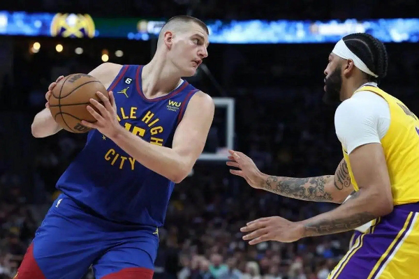  圣诞大战巅峰对决！约基奇56+16+15统治对位 穆雷9记三分续命绝杀