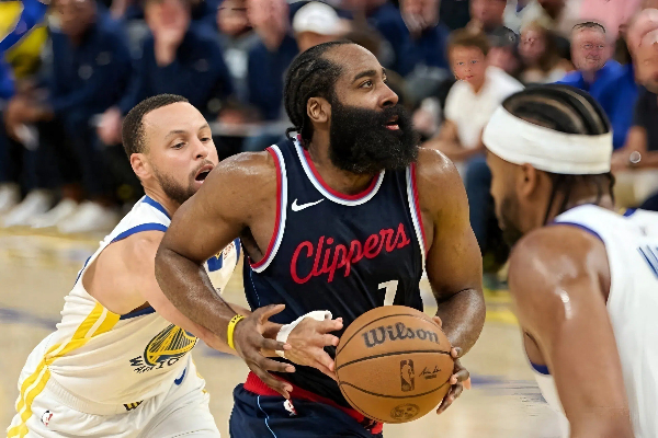 时代同框，传奇共振！NBA官方致敬詹杜库登：用得分书写不老史诗