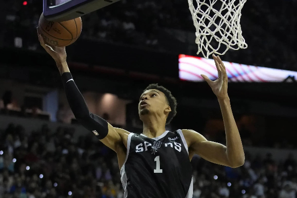 舆论撕裂！雷霆复仇马刺，亚历山大34+5+5赢球难平争议，文班亚马历史级表现引地位狂想