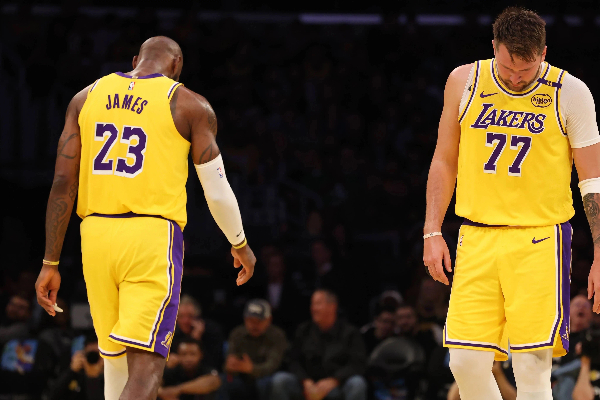 夺冠焦虑下的冒险提案：湖人用里夫斯换贾伦·杰克逊，是破局还是自毁？